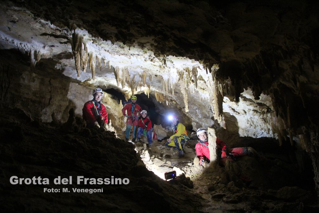 Foto di gruppo nella Grotta del Frassino