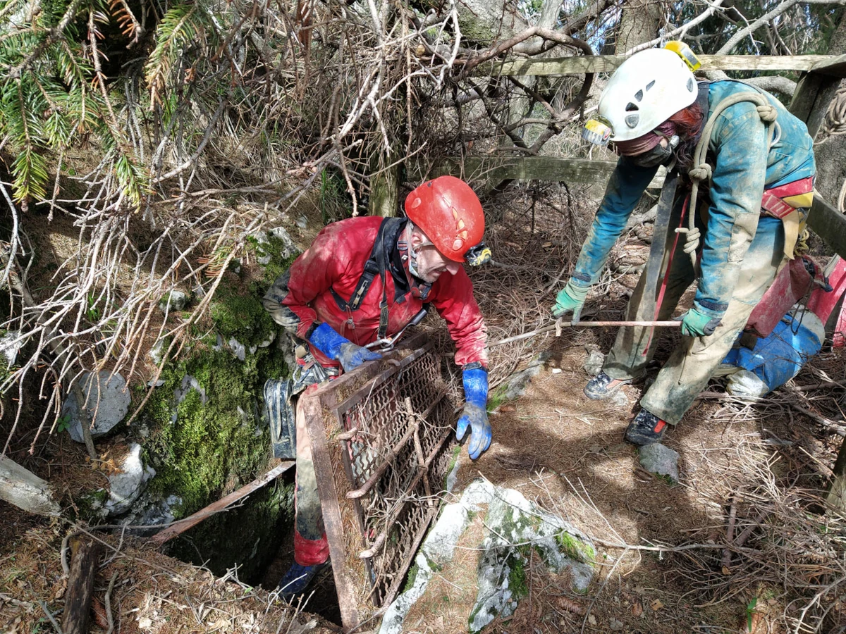 Ingresso della Grotta di Cima Paradiso